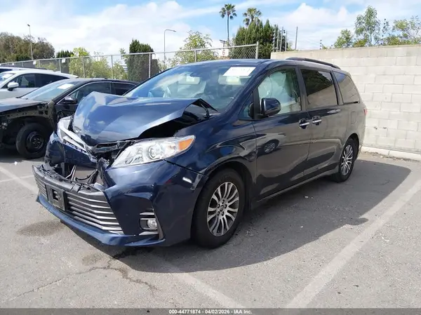 5TDYZ3DC2JS903702 2018 TOYOTA SIENNA - Image 2