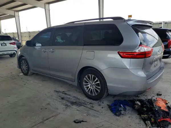 5TDYZ3DC2JS905000 2018 TOYOTA SIENNA - Image 2
