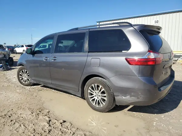 5TDYZ3DC2JS906129 2018 TOYOTA SIENNA - Image 2
