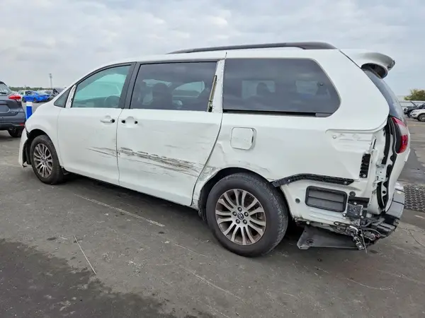 5TDYZ3DC2JS906678 2018 TOYOTA SIENNA - Image 2