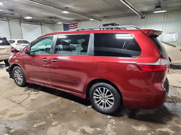 5TDYZ3DC2JS910083 2018 TOYOTA SIENNA - Image 2