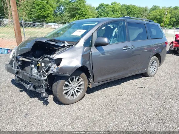 5TDYZ3DC2JS913338 2018 TOYOTA SIENNA - Image 2