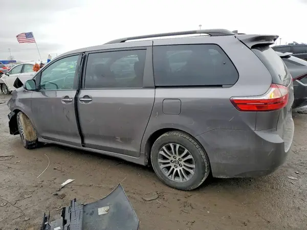 5TDYZ3DC2JS913887 2018 TOYOTA SIENNA - Image 2