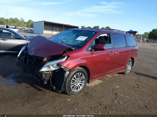 5TDYZ3DC2JS915722 2018 TOYOTA SIENNA - Image 2