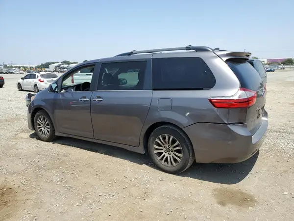 5TDYZ3DC2JS915820 2018 TOYOTA SIENNA - Image 2