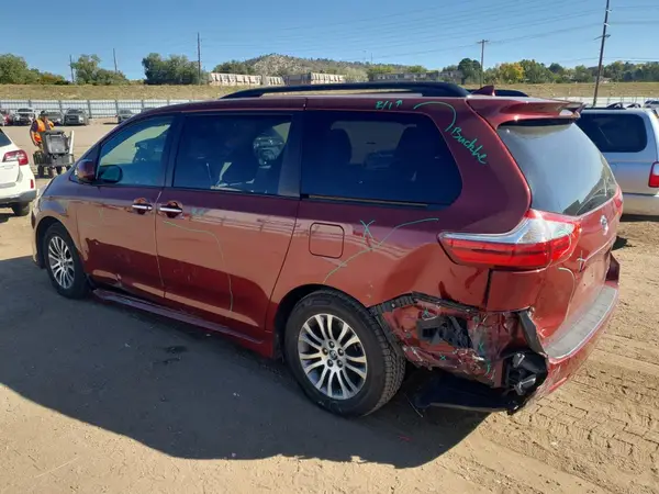 5TDYZ3DC2JS916482 2018 TOYOTA SIENNA - Image 2