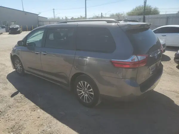 5TDYZ3DC2JS921651 2018 TOYOTA SIENNA - Image 2