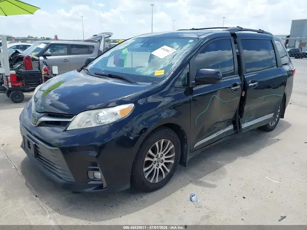 5TDYZ3DC2JS923156 2018 TOYOTA SIENNA - Image 2