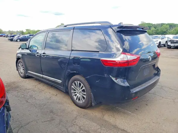 5TDYZ3DC2JS923402 2018 TOYOTA SIENNA - Image 2