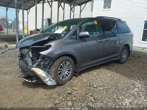 5TDYZ3DC2JS923948 2018 TOYOTA SIENNA - Image 2