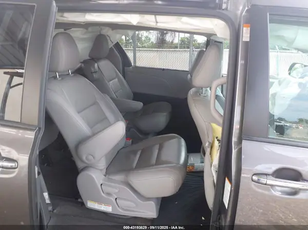 5TDYZ3DC2JS923948 2018 TOYOTA SIENNA - Image 8