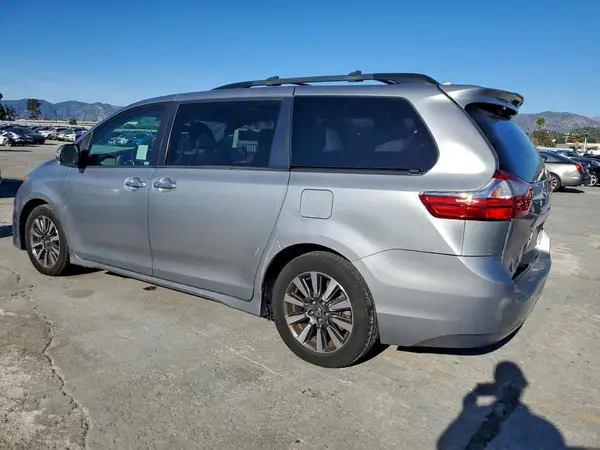 5TDYZ3DC2JS928759 2018 TOYOTA SIENNA - Image 2