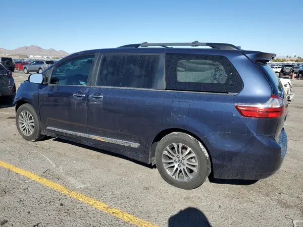 5TDYZ3DC2JS929068 2018 TOYOTA SIENNA - Image 2