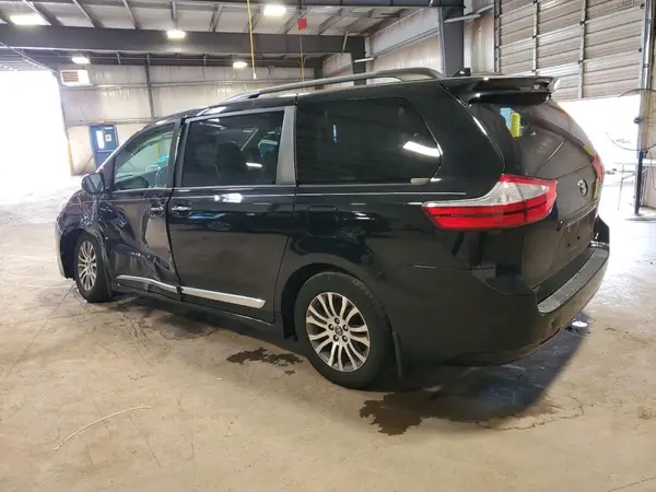 5TDYZ3DC2JS929121 2018 TOYOTA SIENNA - Image 2