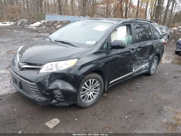 5TDYZ3DC2JS931273 2018 TOYOTA SIENNA - Image 2