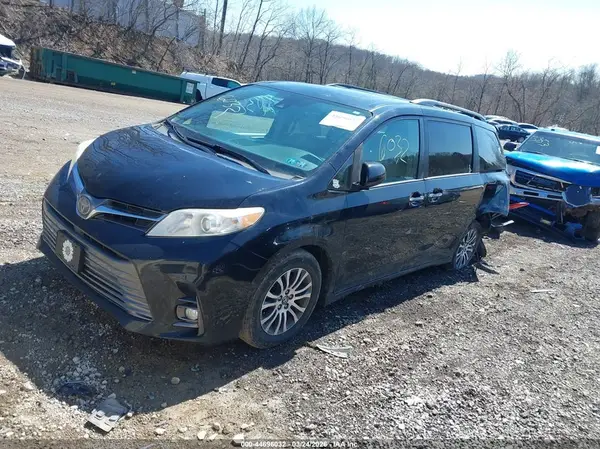 5TDYZ3DC2JS933086 2018 TOYOTA SIENNA - Image 2