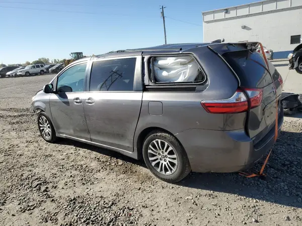 5TDYZ3DC2JS934805 2018 TOYOTA SIENNA - Image 2