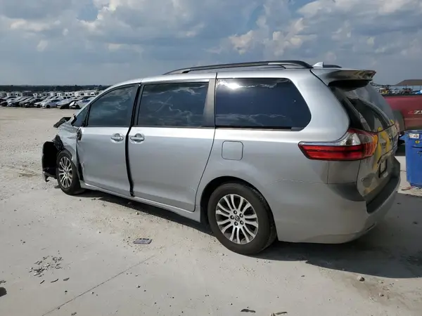5TDYZ3DC2JS939132 2018 TOYOTA SIENNA - Image 2