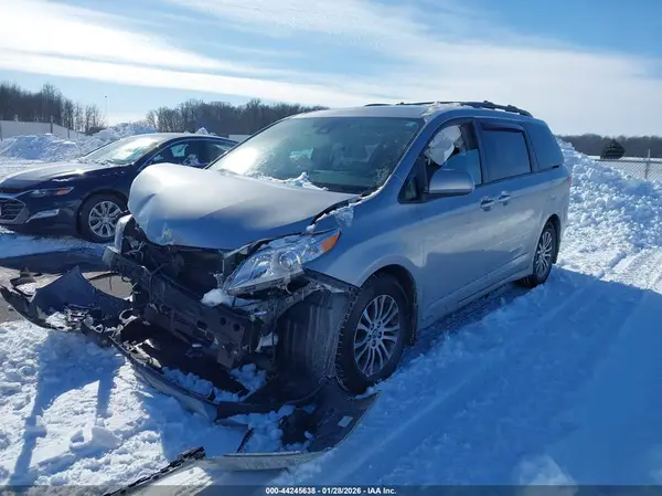5TDYZ3DC2JS939728 2018 TOYOTA SIENNA - Image 2