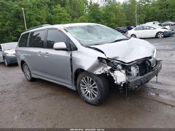 5TDYZ3DC2JS940989 2018 TOYOTA SIENNA - Image 1