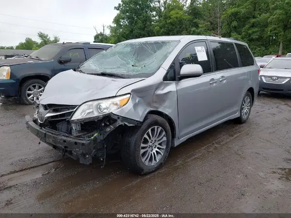 5TDYZ3DC2JS940989 2018 TOYOTA SIENNA - Image 2