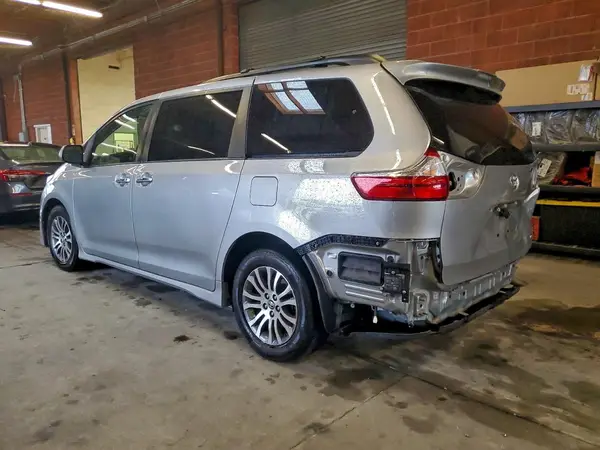 5TDYZ3DC2JS943522 2018 TOYOTA SIENNA - Image 2