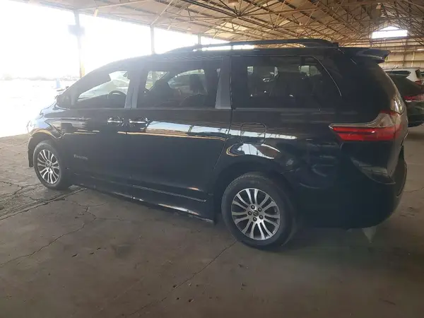 5TDYZ3DC2JS944122 2018 TOYOTA SIENNA - Image 2