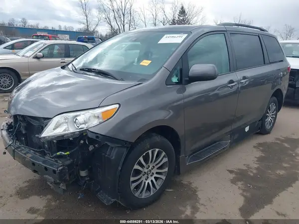 5TDYZ3DC2JS949837 2018 TOYOTA SIENNA - Image 2