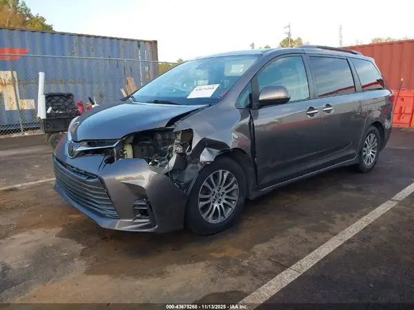 5TDYZ3DC2JS957419 2018 TOYOTA SIENNA - Image 2