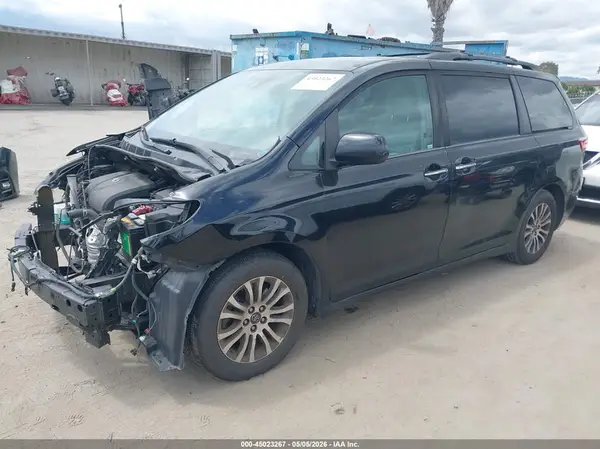 5TDYZ3DC2JS960305 2018 TOYOTA SIENNA - Image 2