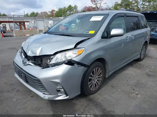 5TDYZ3DC2KS003304 2019 TOYOTA SIENNA - Image 2