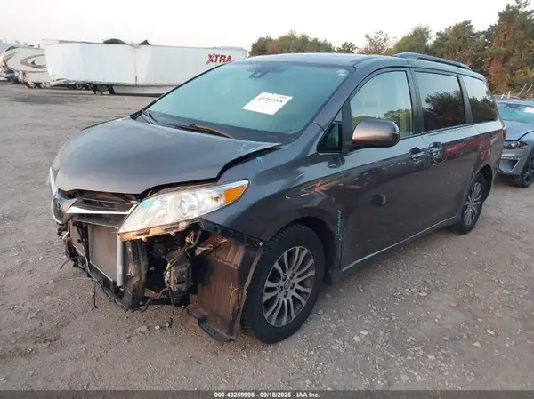 5TDYZ3DC2KS008065 2019 TOYOTA SIENNA - Image 2