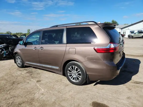 5TDYZ3DC2KS017025 2019 TOYOTA SIENNA - Image 2