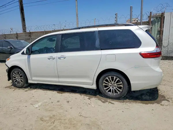 5TDYZ3DC2KS019387 2019 TOYOTA SIENNA - Image 2