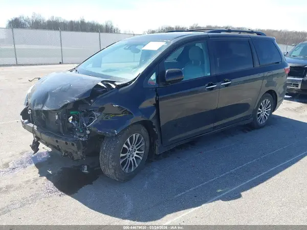 5TDYZ3DC2KS966378 2019 TOYOTA SIENNA - Image 2