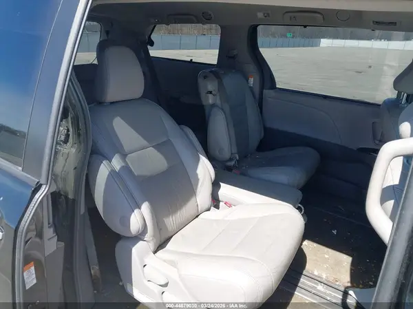 5TDYZ3DC2KS966378 2019 TOYOTA SIENNA - Image 8