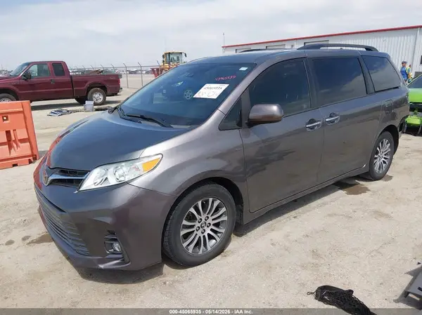 5TDYZ3DC2KS967420 2019 TOYOTA SIENNA - Image 2
