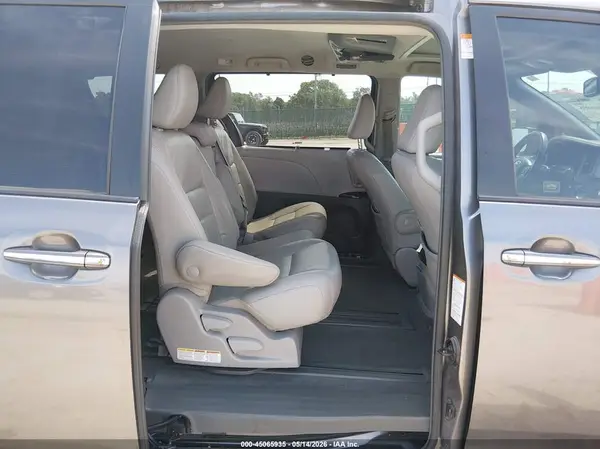 5TDYZ3DC2KS967420 2019 TOYOTA SIENNA - Image 8