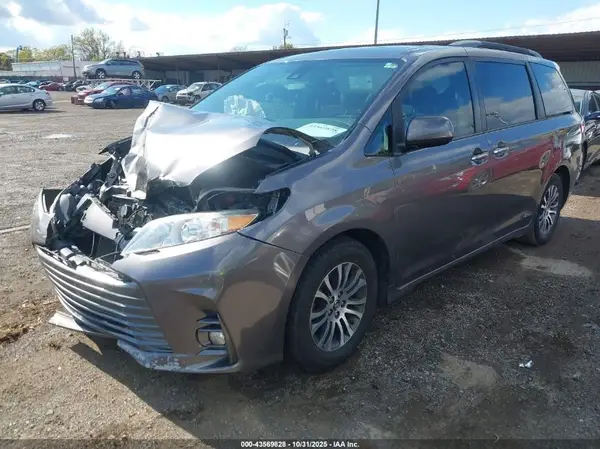 5TDYZ3DC2KS973427 2019 TOYOTA SIENNA - Image 2