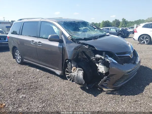 5TDYZ3DC2KS974285 2019 TOYOTA SIENNA - Image 1