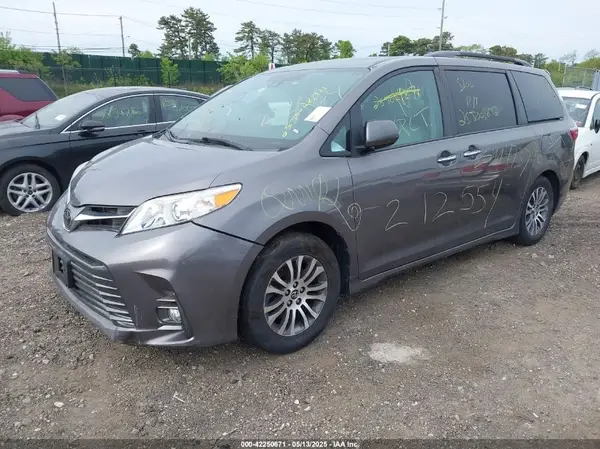 5TDYZ3DC2KS976344 2019 TOYOTA SIENNA - Image 2