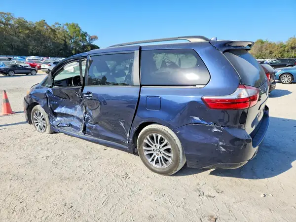 5TDYZ3DC2KS983360 2019 TOYOTA SIENNA - Image 2