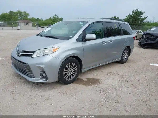 5TDYZ3DC2KS986808 2019 TOYOTA SIENNA - Image 2