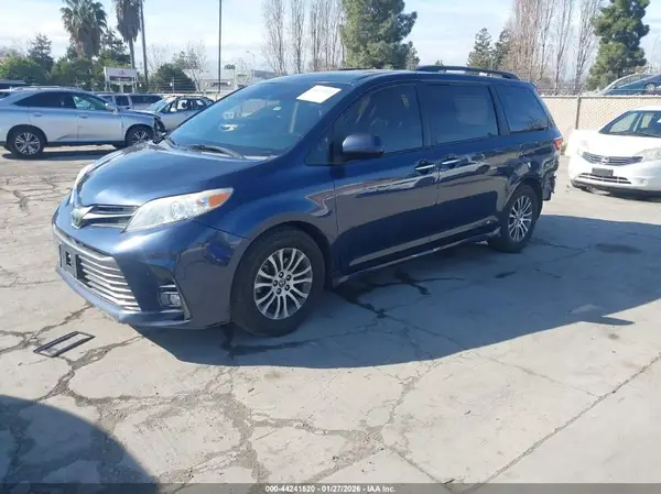 5TDYZ3DC2KS992978 2019 TOYOTA SIENNA - Image 2
