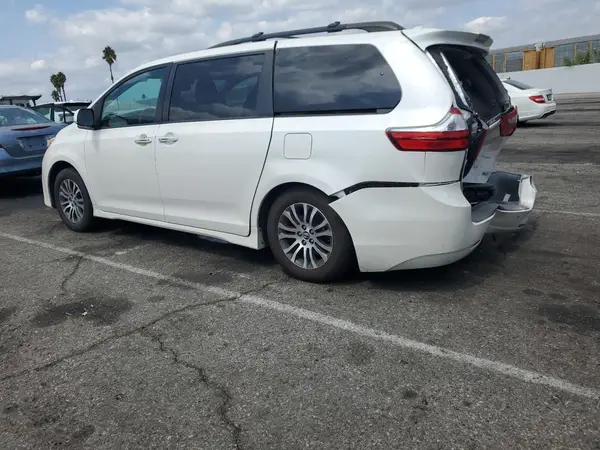 5TDYZ3DC2KS993077 2019 TOYOTA SIENNA - Image 2