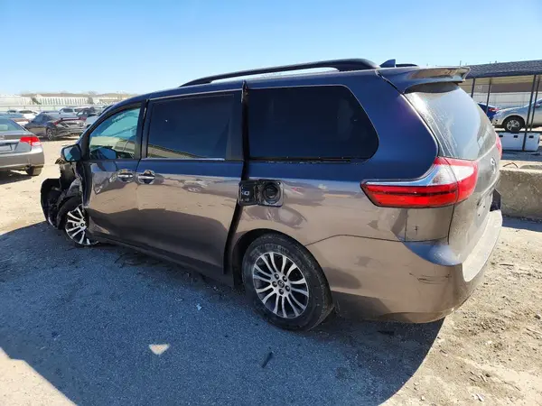 5TDYZ3DC2KS995282 2019 TOYOTA SIENNA - Image 2