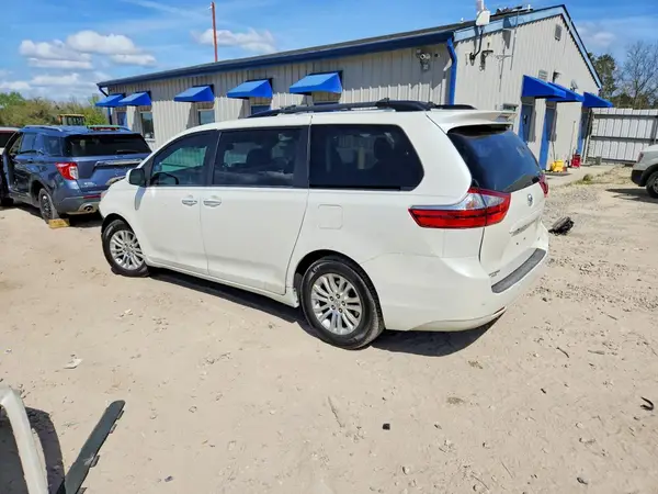 5TDYZ3DC3HS766747 2017 TOYOTA SIENNA - Image 2