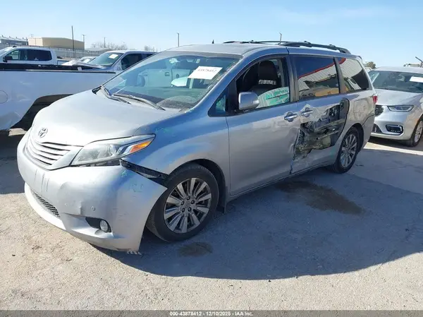 5TDYZ3DC3HS768031 2017 TOYOTA SIENNA - Image 2