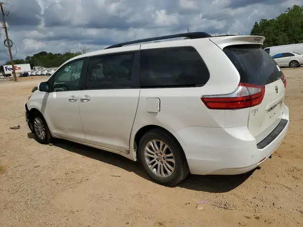5TDYZ3DC3HS768756 2017 TOYOTA SIENNA - Image 2