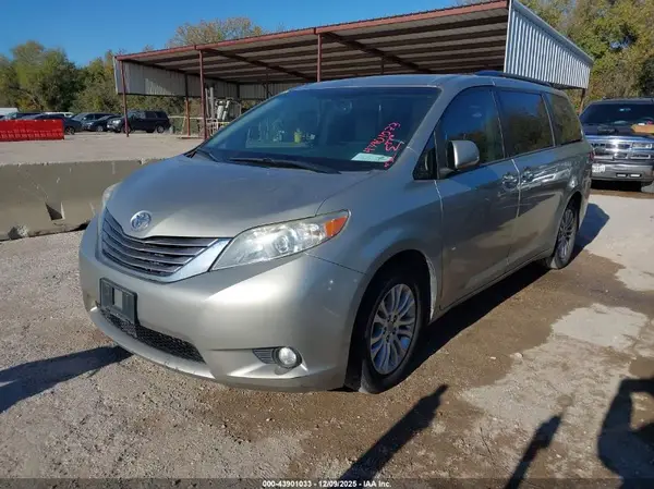 5TDYZ3DC3HS769194 2017 TOYOTA SIENNA - Image 2